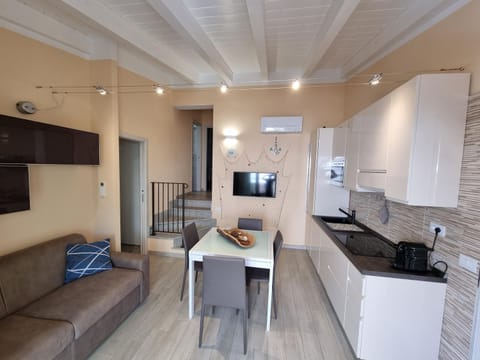 TV and multimedia, Coffee/tea facilities, Kitchen or kitchenette, Living room, Dining area