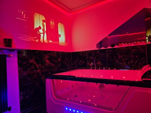 Hot Tub, TV and multimedia, Bath