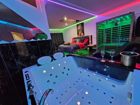 Bed, Hot Tub, Hot Tub, Sauna, Living room, Spa and wellness centre/facilities, Drinks, Alcoholic drinks, Non alcoholic drinks