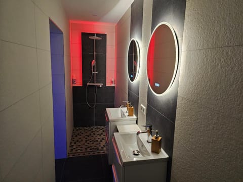 Shower, Bathroom, Spa and wellness centre/facilities