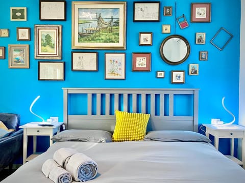 Photo of the whole room, Decorative detail, Bedroom, towels