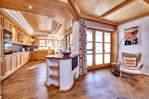 Kitchen or kitchenette, Seating area, stove