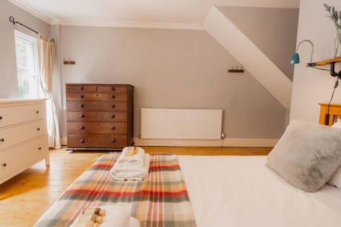 Bed, Photo of the whole room, Bedroom, storage, towels