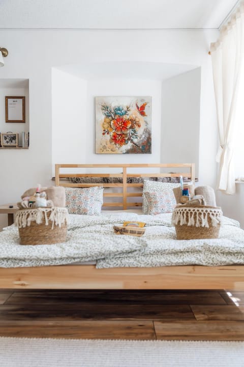 Bed, Seating area, towels