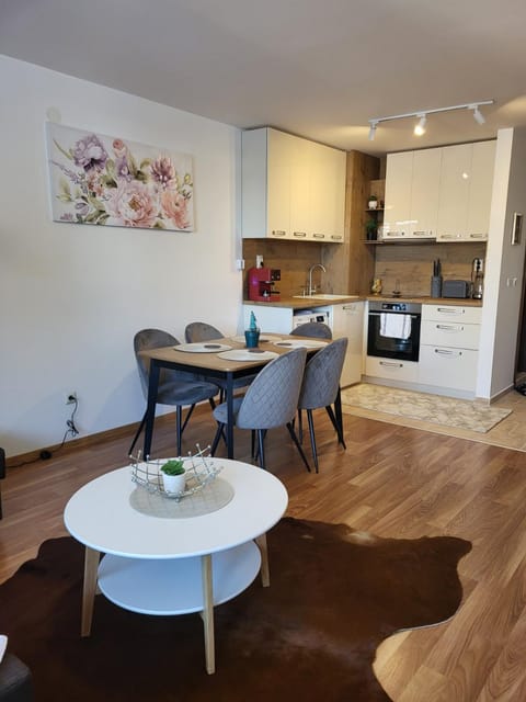 Kitchen or kitchenette, Living room, Seating area, Dining area, oven, pet friendly, stove