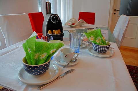 Coffee/tea facilities, Decorative detail, Dining area