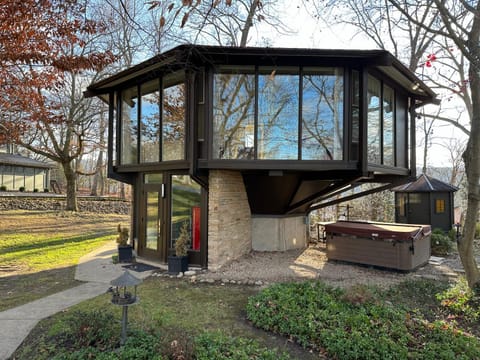 The Escape Pod Cheat Lake, Morgantown, Hot Tub, 2Bed, 2Bath House in Cheat Lake