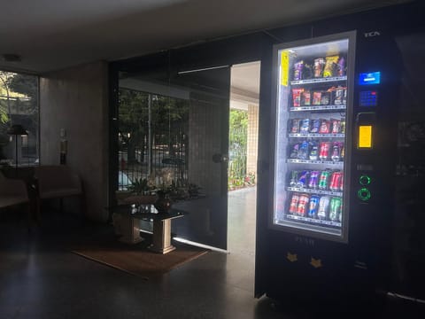 Apartamento até 8 hóspedes - uma quadra do Metrô, Ar condicionado, Wi-fi 50mps e Portaria 24h Apartment in Santa Teresa