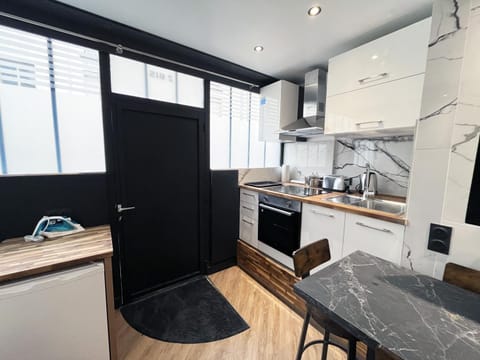 Urban Flat 172 - Pretty Flat Gaite Montparnasse Cinema Apartment in Paris