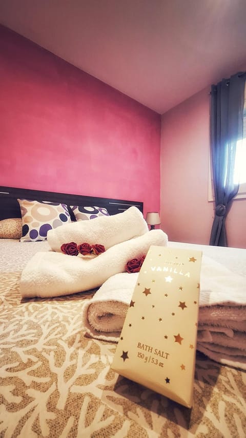 Photo of the whole room, towels