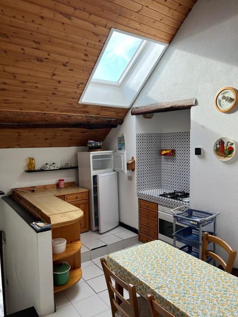 Kitchen or kitchenette, Dining area, pet friendly, stove