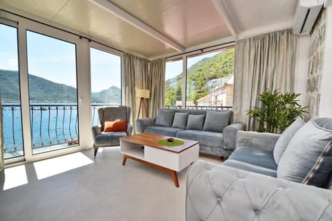 Balcony/Terrace, Living room, Seating area, Sea view