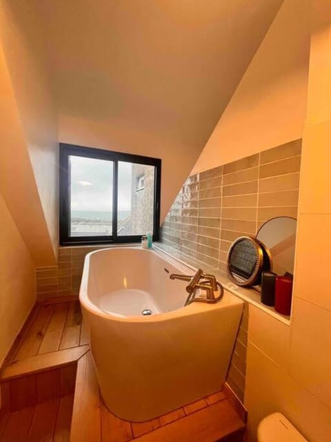 Appartement duplex rénové, plein bourg, vue mer Apartment in Plougonvelin