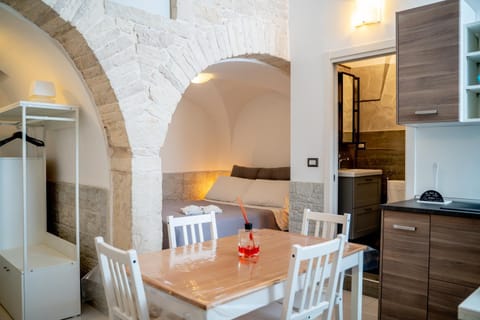 Kitchen or kitchenette, Living room, Seating area, Dining area