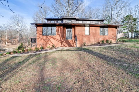 Quiet Tennessee Getaway about 12 Mi to Kentucky Lake! House in Tennessee