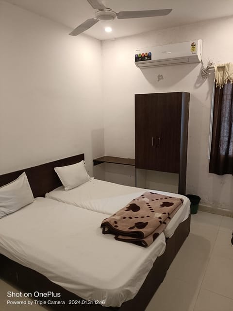 Bed, Photo of the whole room, air conditioner