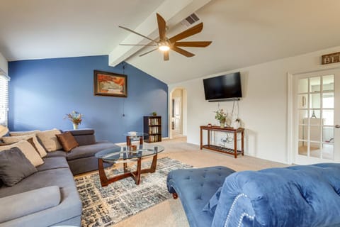 12 Mi to Beach Texas Gulf Coast Home with Fire Pit House in La Marque