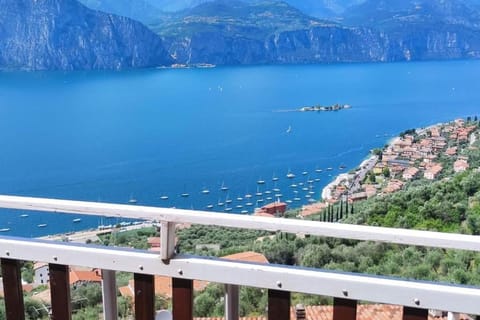 Balcony/Terrace, Lake view, Mountain view