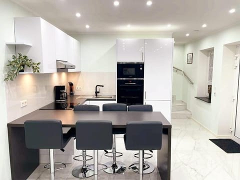 Kitchen or kitchenette, Seating area, Dining area, minibar, stove