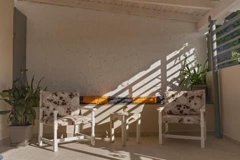 Patio, Balcony/Terrace, Seating area, Text overlay, Guests, Area and facilities, hair dresser