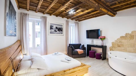 Bed, TV and multimedia, Bedroom