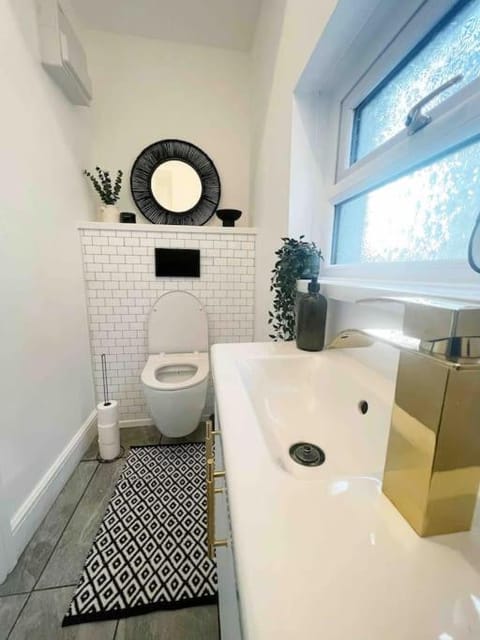 The Baglan Bungalow M4 Access in 1 min Apartment in Wales