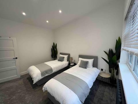 The Baglan Bungalow M4 Access in 1 min Apartment in Wales