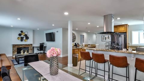 H&H Modern Lux 4BD 1 King Suite 3 Queen SoCal Disney House in Westminster