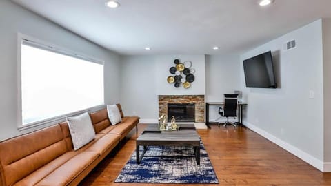 H&H Modern Lux 4BD 1 King Suite 3 Queen SoCal Disney House in Westminster