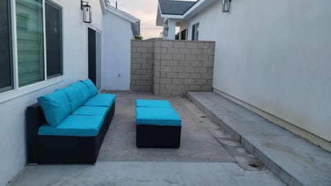 H&H Modern Lux 4BD 1 King Suite 3 Queen SoCal Disney House in Westminster