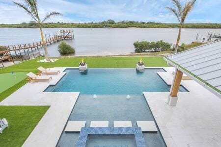 Infinity Pool Paradise I Luxe Waterfront Living House in Edgewater