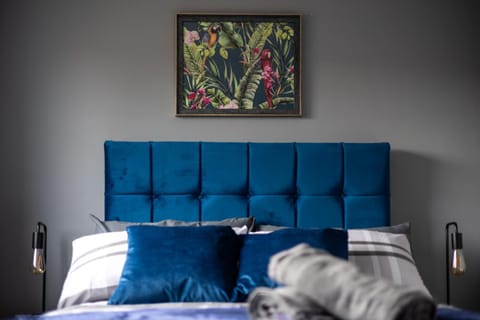 Bed, Photo of the whole room, Decorative detail, Bedroom