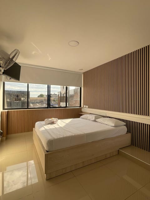 Bed, TV and multimedia, Photo of the whole room, Bedroom, towels