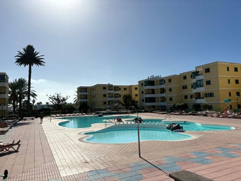 Property building, Day, Pool view, Swimming pool