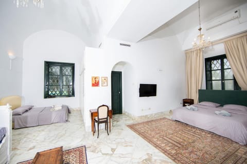 Bed, Photo of the whole room, Seating area, Bedroom, air conditioner