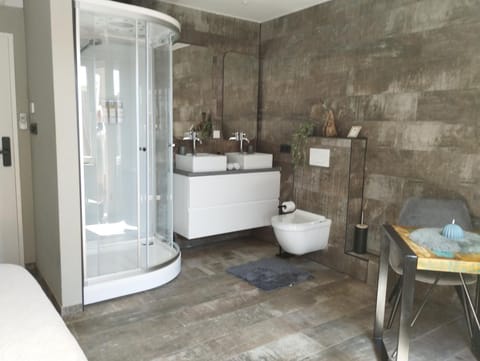 Luxe kamer met stoomsauna bij B&B Gezond aan Zee - Toegang bad en buiten Wellness tegen meerprijs Bed and Breakfast in Ouddorp