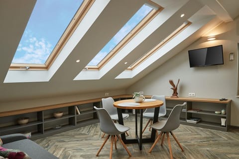 Communal lounge/ TV room, TV and multimedia, Living room, Seating area, Dining area