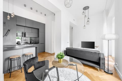 TV and multimedia, Kitchen or kitchenette, Living room, Seating area, Dining area