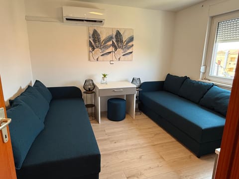 Living room, Seating area, air conditioner
