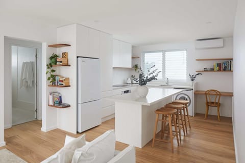Kitchen or kitchenette, Dining area, washing machine