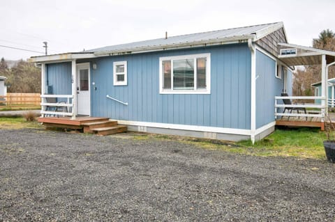 Anchor's Away Cottage Studio by the Sea w fireplace Apartment in Grayland