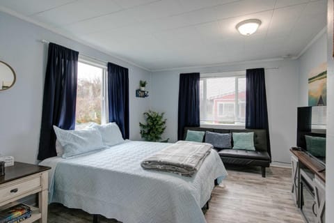 Anchor's Away Cottage Studio by the Sea w fireplace Apartment in Grayland