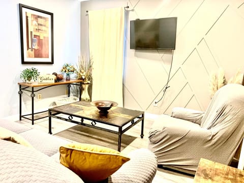 Welcome travel techs, King bed, 2br 1 ,5 ba, 4beds sleep 5, xAI, Project Pyramid House in Memphis