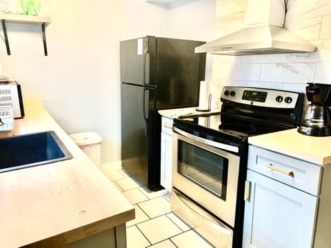 Welcome travel techs, King bed, 2br 1 ,5 ba, 4beds sleep 5, xAI, Project Pyramid House in Memphis