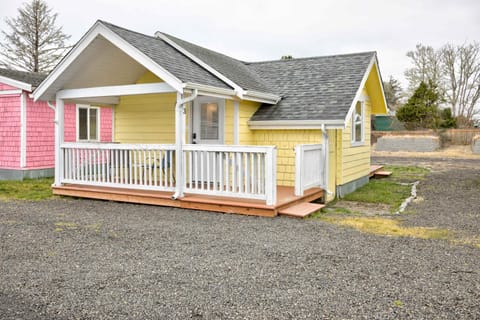 Cranberry Cottage Studio by the Sea w fireplace House in Grayland