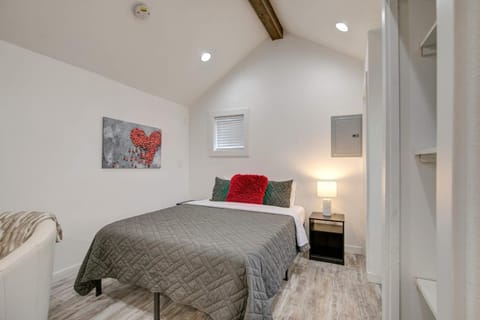 Cranberry Cottage Studio by the Sea w fireplace House in Grayland