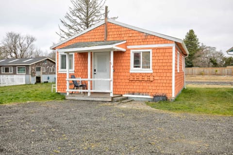 The Sportsman 2-Br Cottage 6 by Grayland Beach House in Grayland