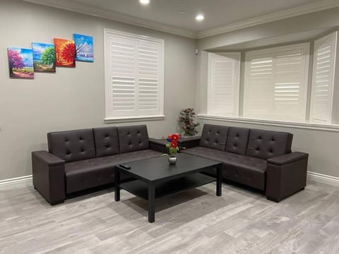 New! Modern Gated Summer Getaway Home House in Rosemead