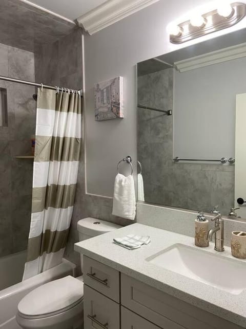 New! Modern Gated Summer Getaway Home House in Rosemead