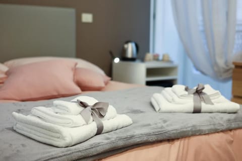 Bed, Bedroom, towels